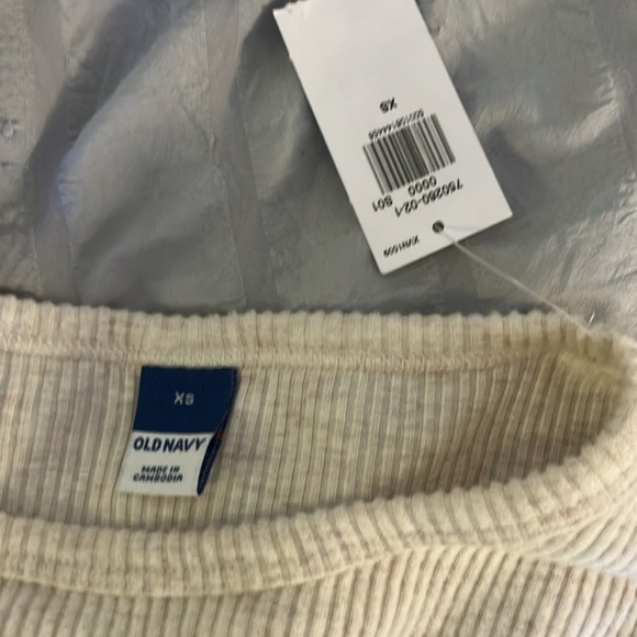 Old navy cream long sleeve - Picture 2 of 3
